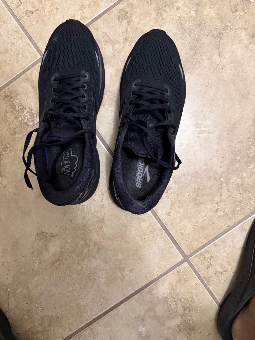 Brooks ghost shoe 9.5 M in excellent. Condition